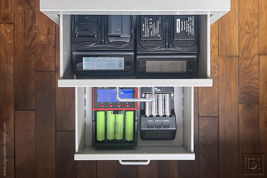 2 tiroirs supérieurs ouverts du meuble à chargeurs