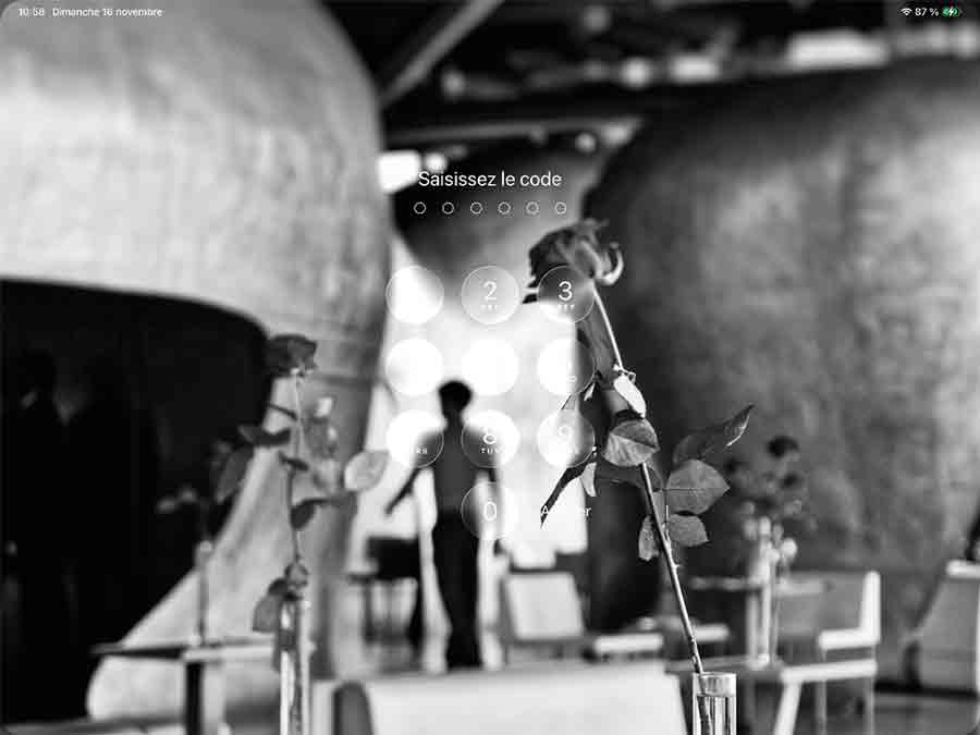 exemple de copie d'écran d'accueil ou Liquid Glass rend invisible des boutons