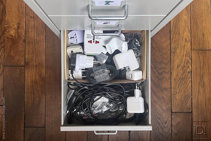 Tiroir à câbles électriques et adaptateurs secteur